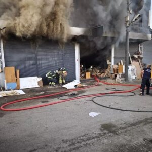 iskenderundaki mobilya atolyesinde yangin cikti nUI2nAdp