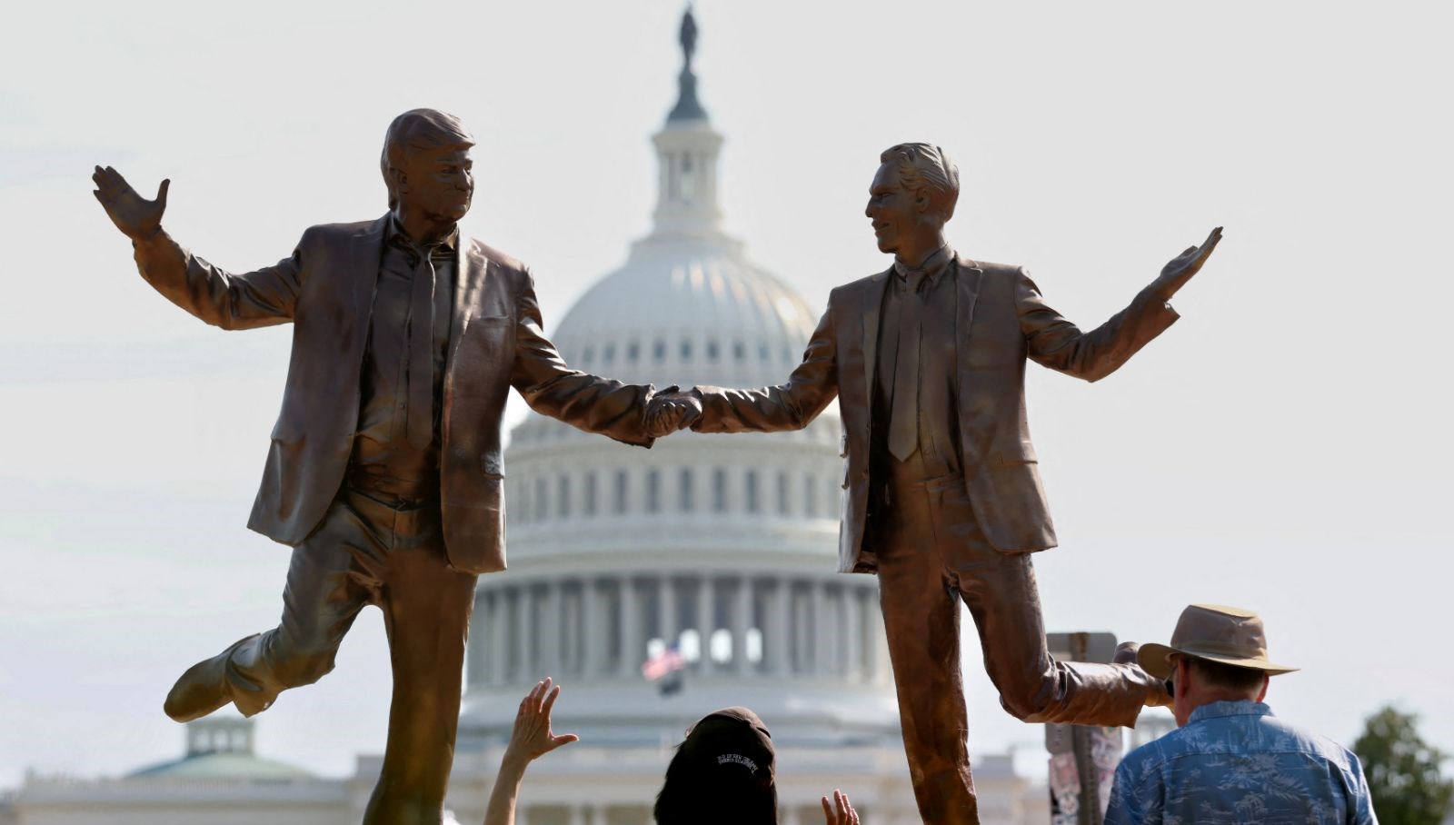 trump ve epsteinin arkadasligi heykelle taclandi Gz1yYHmE