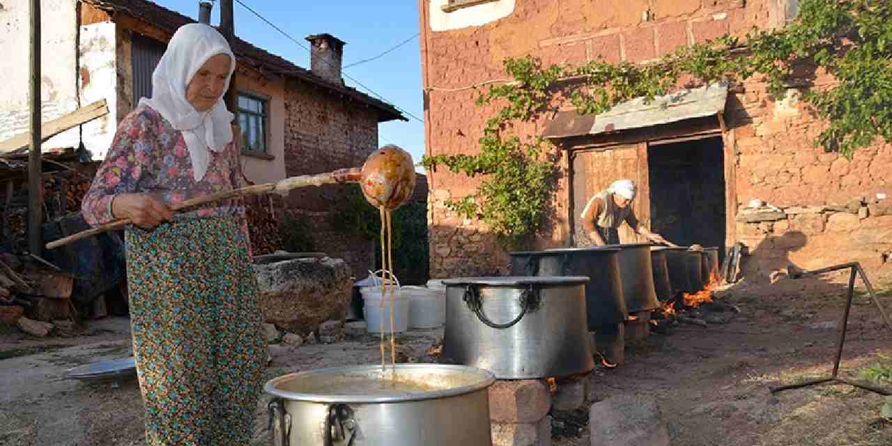 6 saat kazanlarda kaynatilip siseleniyor geleneksel yontemle hazirlaniyor dxqG5qig.jpg