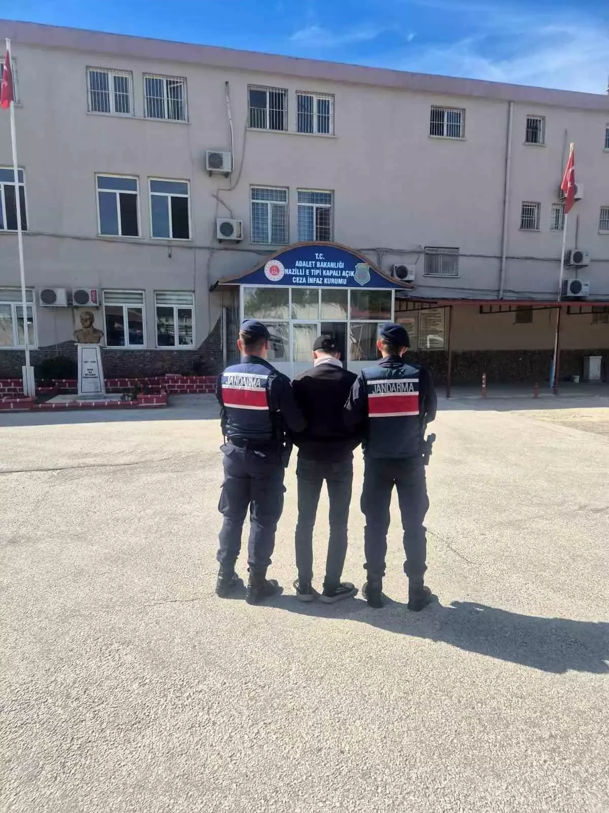 aranan hirsiz jandarma tarafindan yakalandi Vpqg2XMB.jpg