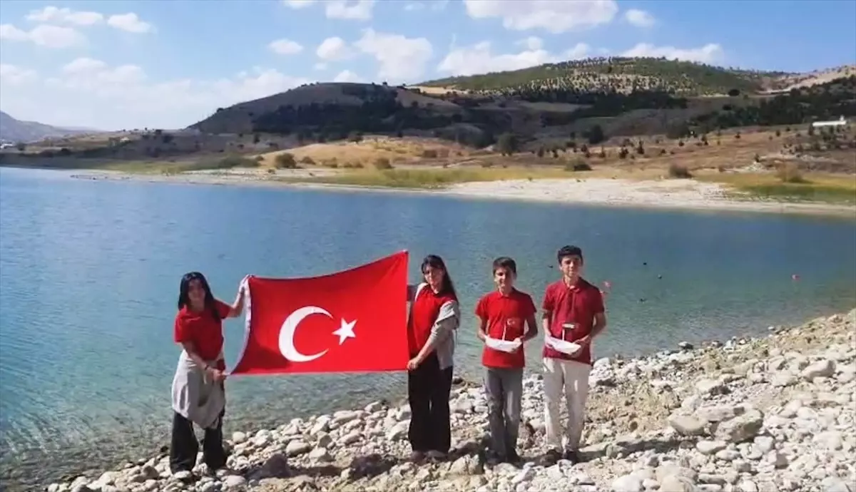 elazigli ogrenciler gazzeye destek icin kagittan gemiler yuzdurdu wdhXCAvB