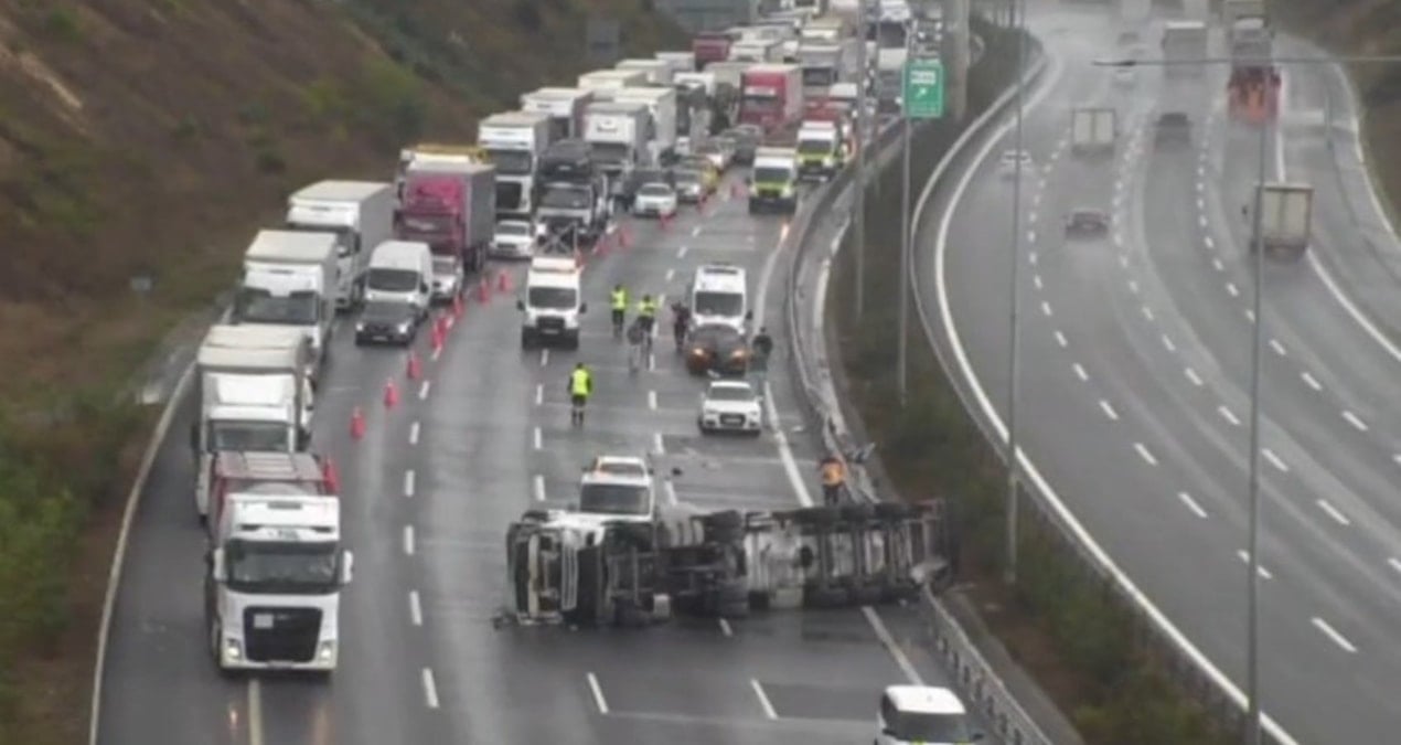 kuzey marmara otoyolunda tir devrildi ekipler bolgeye sevk edildi FYR4lnEZ