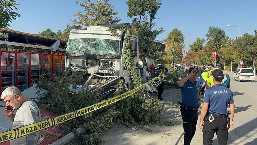 malatyada korkunc kaza kamyon 7 is yerine carpti Hm2JdOnO