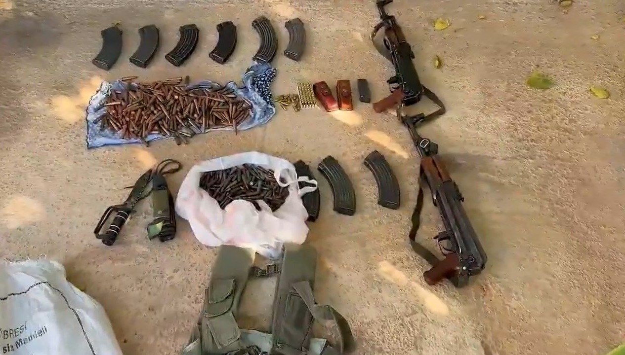 tas ve tezek arasinasilah ve uyusturucu gizlemisler 12 gozalti AvKvXe1s.jpg