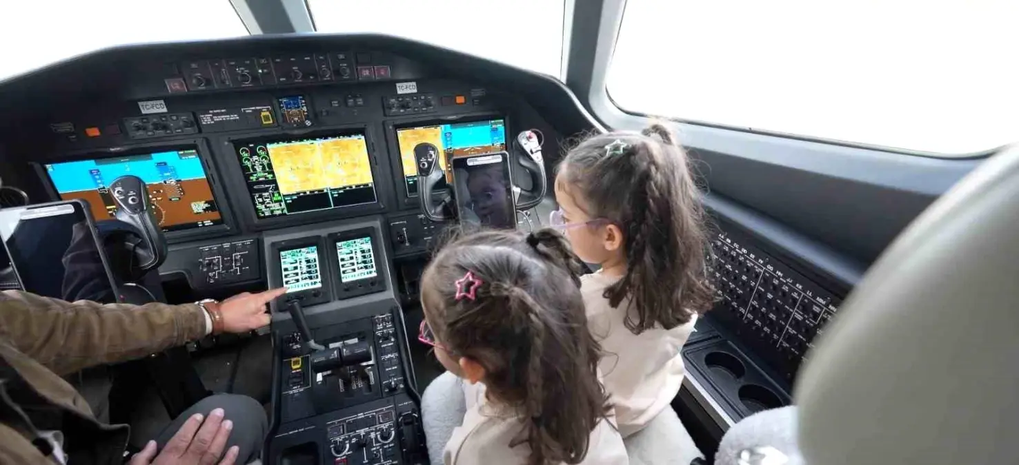 ulastirma bakani ucak inislerini izleyen ikiz kardesleri agirladi whzQRf9K